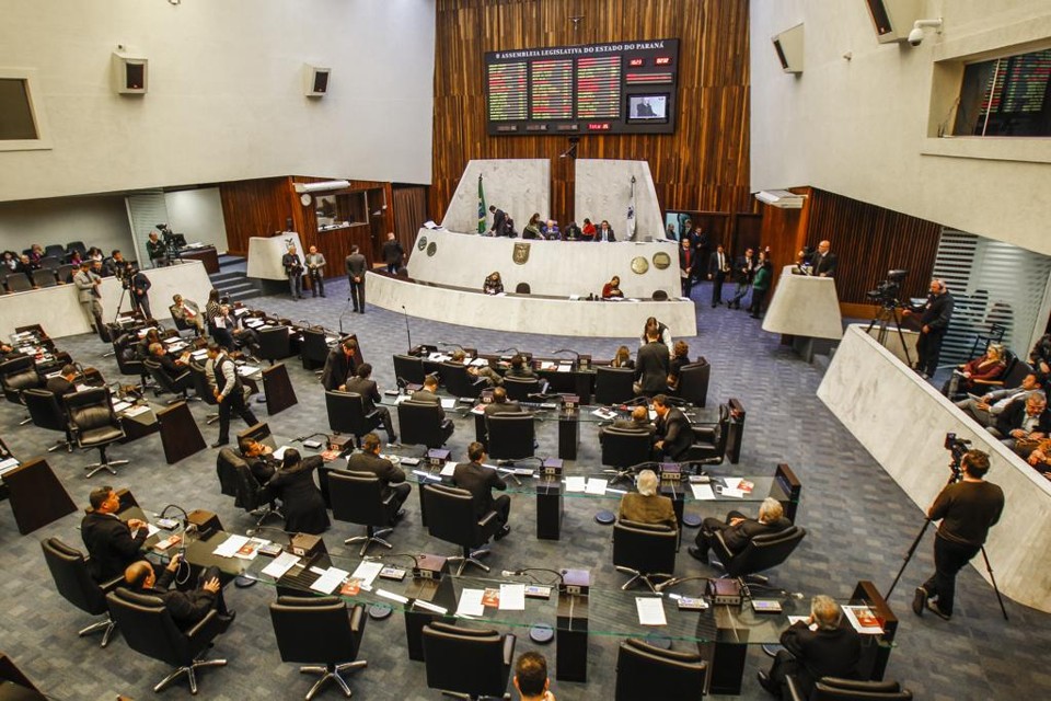 Em sessões ‘relâmpago’, deputados aprovam criação de cargos e discutem fundos estaduais | Daniel Castellano/Gazeta do Povo