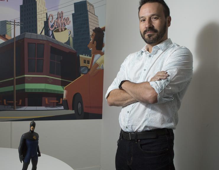 O super-herói local “O Gralha“ e Michael Bruza na sede da Dogzilla. | Lineu Filho/Gazeta do Povo