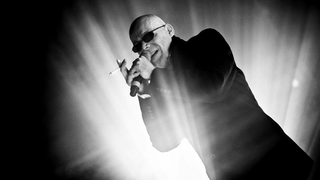 Adrew Eldritch, único membro fundador do Sisters of Mercy, em foto de 2015 divulgada no Facebook da banda.