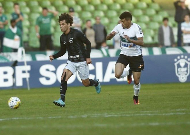 Juninho na marcação no Couto Pereira. | Marcelo Andrade/Gazeta do Povo