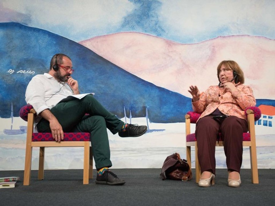 A ganhadora do Nobel Svetlana Aleksiévitch com o mediados Paulo Roberto Pires | /
