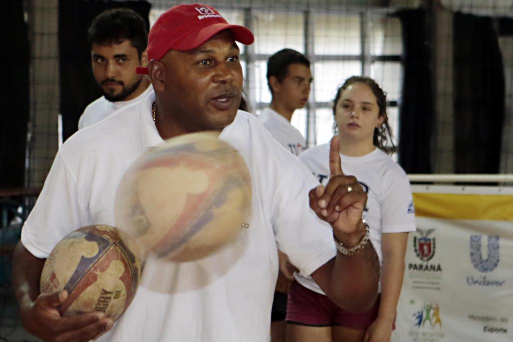 Chester Williams durante clínica em projeto social de Curitiba. | Albari Rosa/Gazeta do Povo
