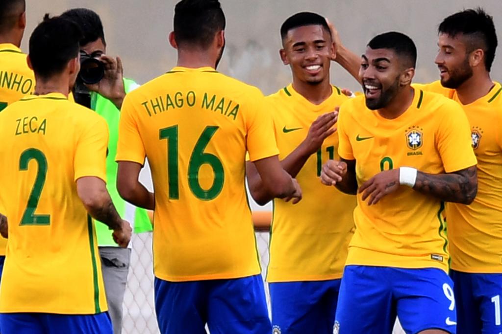 Jogadores celebram gol de Gabriel, o primeiro da vitória da seleção | EVARISTO SA/AFP