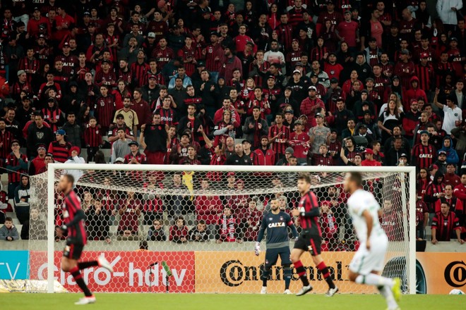 Torcida atleticana apreensiva atrás do gol do arqueiro Weverton: duelo complicado pela Copa do Brasil. | Albari Rosa/Gazeta do Povo