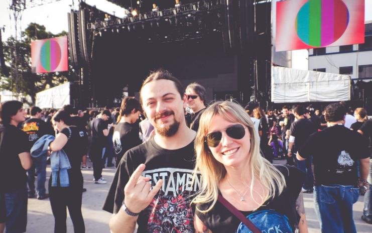 Casal  Edgar e Dani Serrato momentos antes do show do Black Sabath  em 2013 | Reprodução Facebook