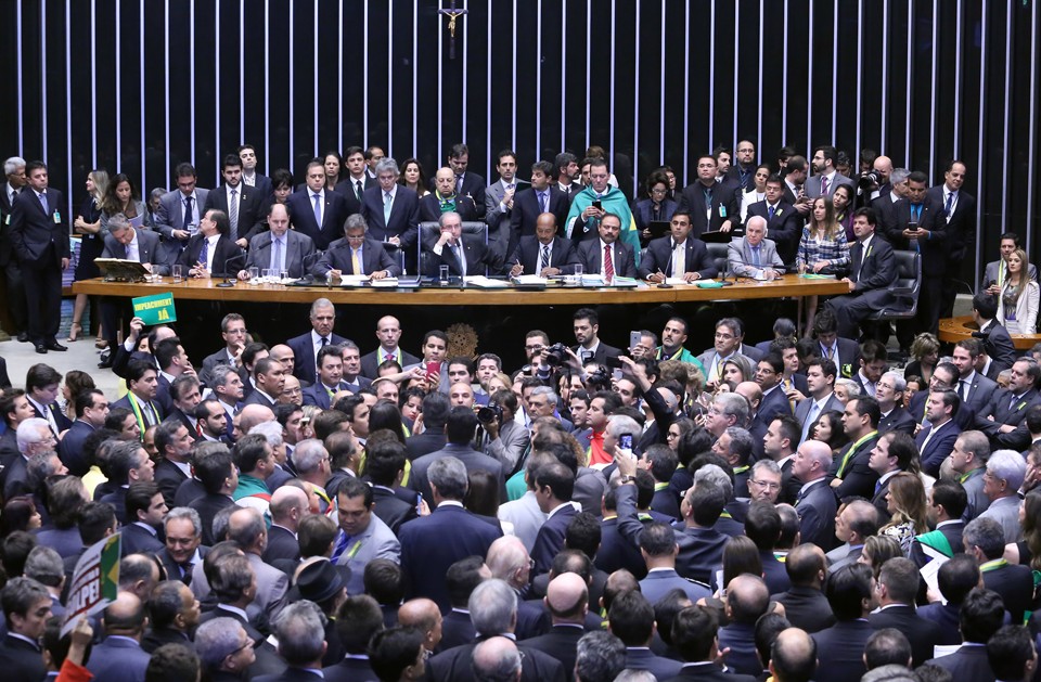 Cunha aparenta estar ‘entediado’ em sessão de abril, que decidiu a abertura de processo de impeachment contra a presidente Dilma: principais candidatos ao seu posto têm pedências na Justiça | Antonio Augusto/Câmara dos Deputados