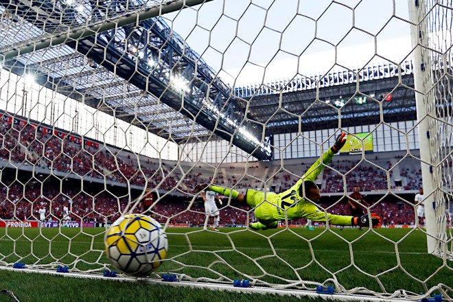 Diego Cavalieri se estica mas não chega no chute certeiro de Hernani, que marcou aos 33 do primeiro tempo | Fotos: Albari Rosa/Gazeta do Povo