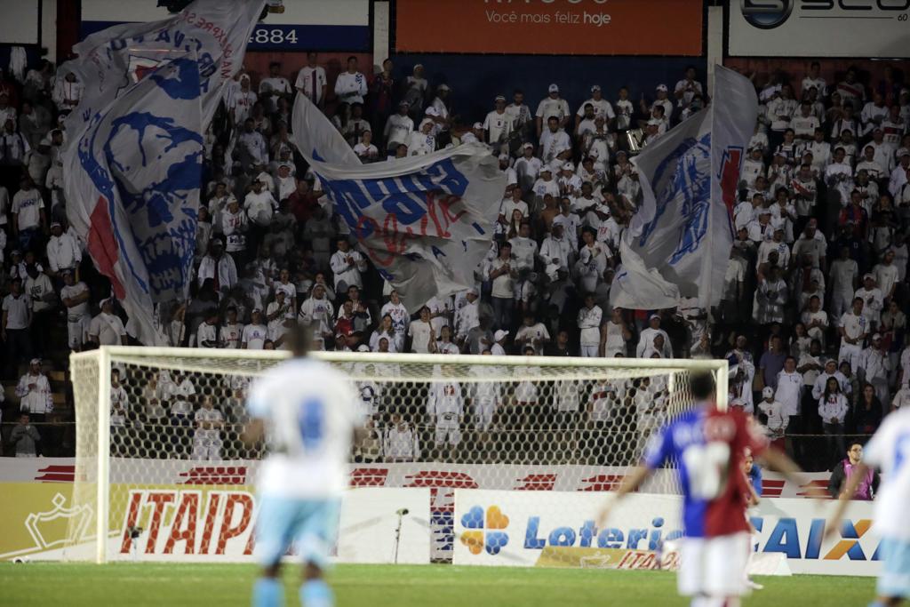 Torcida não compareceu no número esperado pela diretoria, mas apoiou o time durante o jogo e o aplaudiu mesmo após o empate sacramentado. | Albari Rosa/Gazeta do Povo