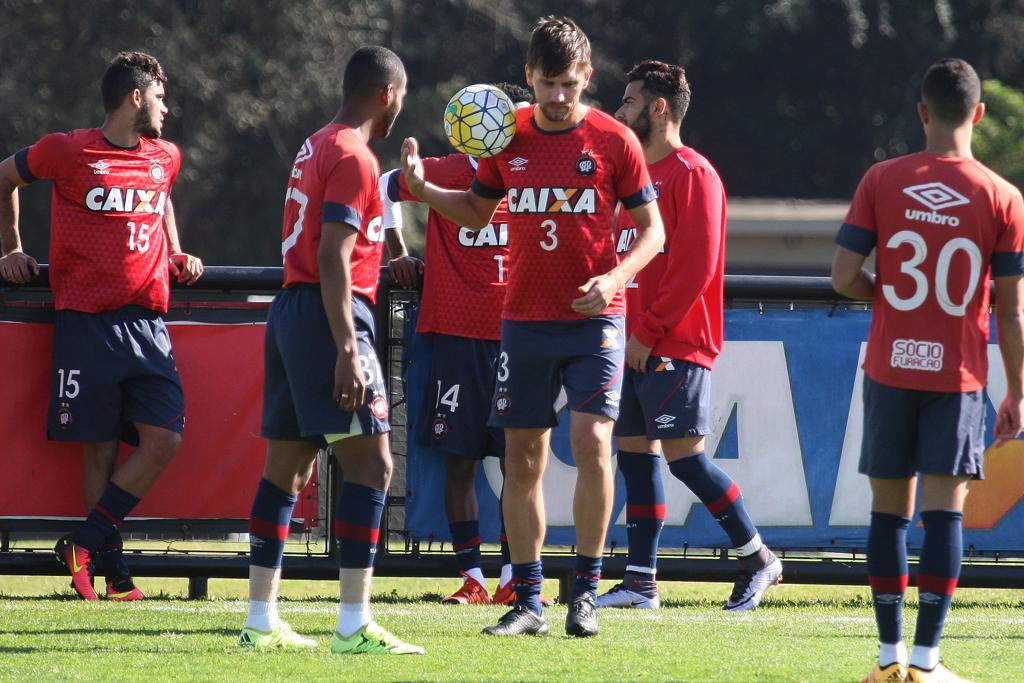 O camisa 3 Paulo André retorna ao time titular do Atlético contra a Chapecoense. | Aniele Nascimento/Gazeta do Povo