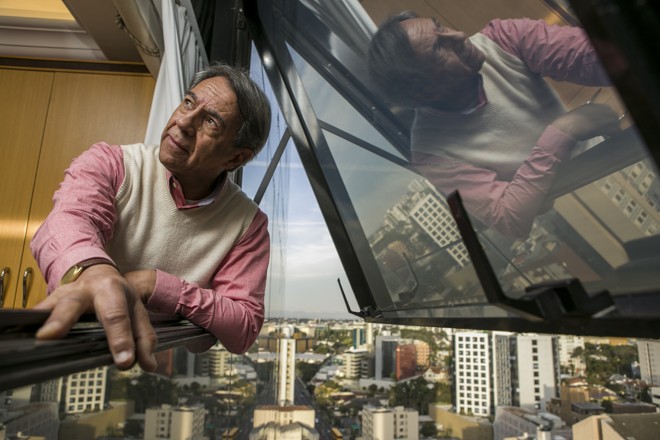 Edson Militão em seu escritório no Centro Cívico. | Marcelo Andrade/Gazeta do Povo