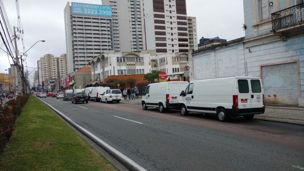 Carros funerários fazem fila em frente ao IML de Curitiba: 21 corpos serão sepultados nesta sexta-feira | Sinpoapar/Divulgação