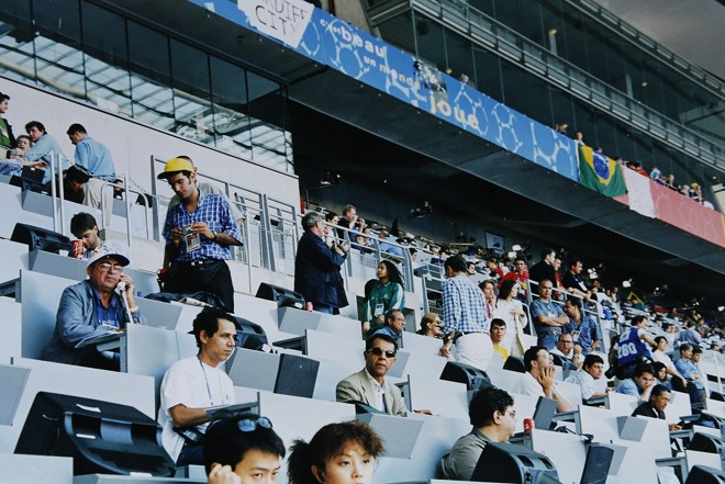 Militão com o jornalista Célio Martins na cobertura do primeiro título de Gustavo Kuerten em Roland Garros, em 1998. | Arquivo pessoal