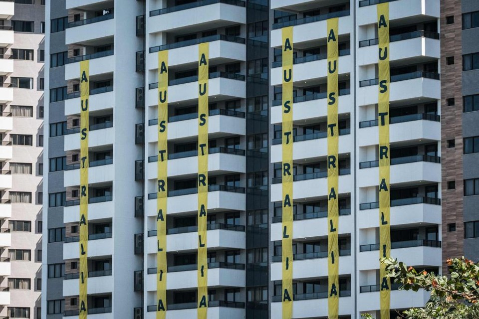 Faixas em homenagem à Austrália durante a abertura da Vila Olímpica não foram suficientes para agradar delegação do país, que criticou durante o espaço | YASUYOSHI CHIBA/AFP