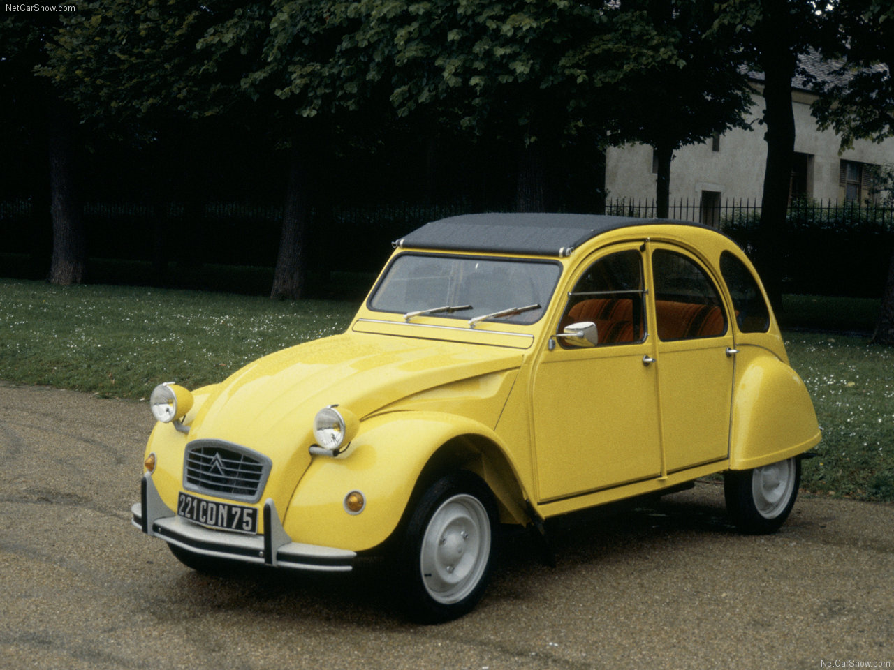 Com a nova lei, clássicos franceses como Citroën 2CV estarão impedidos de andar pelas ruas de Paris. | Divulgação/Citroën