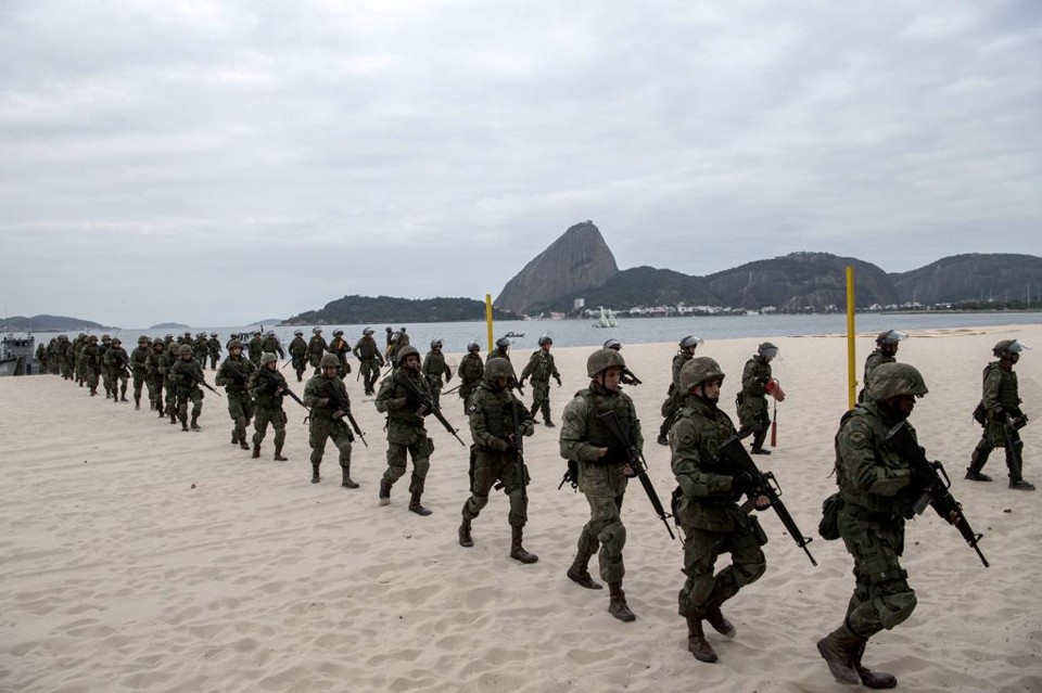 Tropas do Exército patrulham a praia de Botafogo. | CHRISTOPHE SIMON/AFP