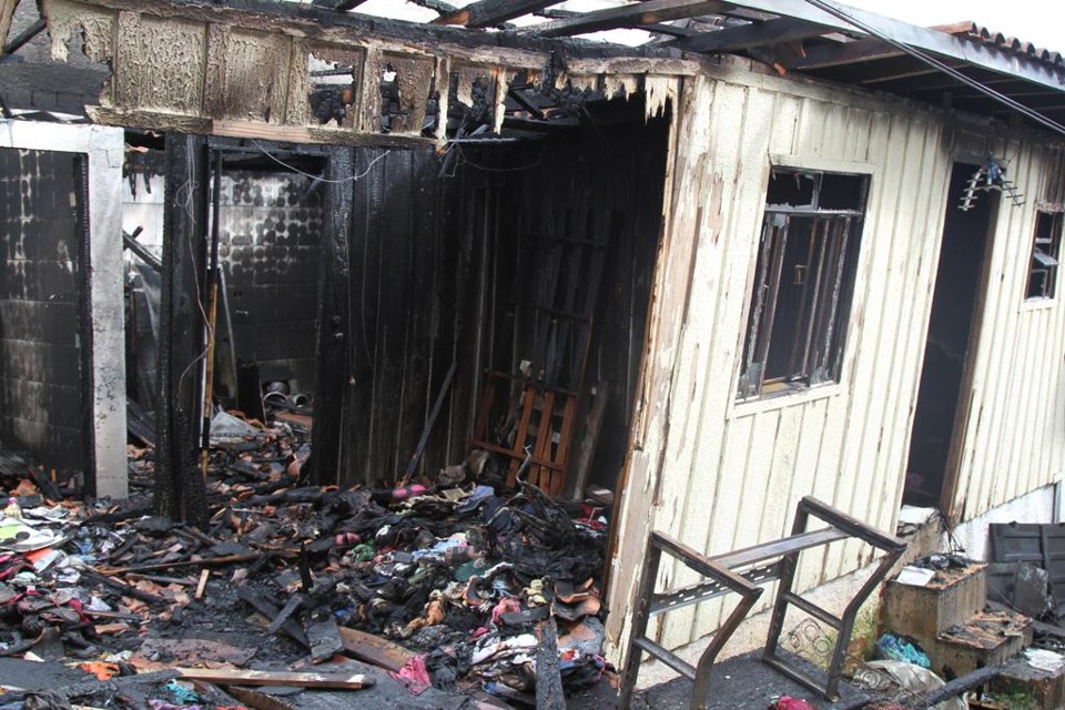 Incêndio destrói casa no Bairro Alto, em Curitiba | Gerson Klaina/Tribuna do Paraná