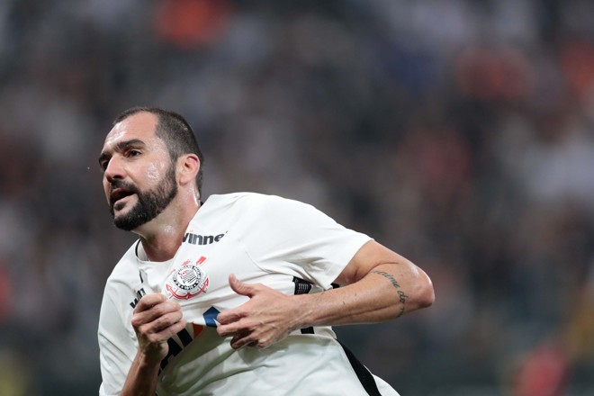 Danilo comemora cabeçada certeira que garantiu o empate corintiano contra o Figueirense | /Folhapress