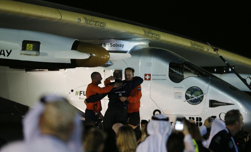 Pilotos recebem os cumprimentos ao chegar a Abu Dabi | KARIM SAHIB/AFP
