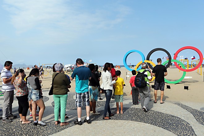 Turistas fazem fila para tirar foto nos arcos olímpicos da praia de Copacabana. | Albari Rosa/Gazeta do Povo