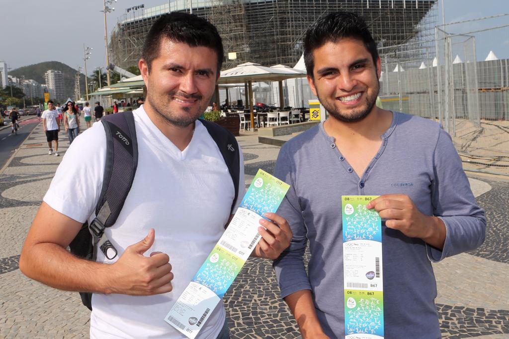 Torcedores colombianos comemoram ingressos comprados de última hora | Albari Rosa/Gazeta do Povo