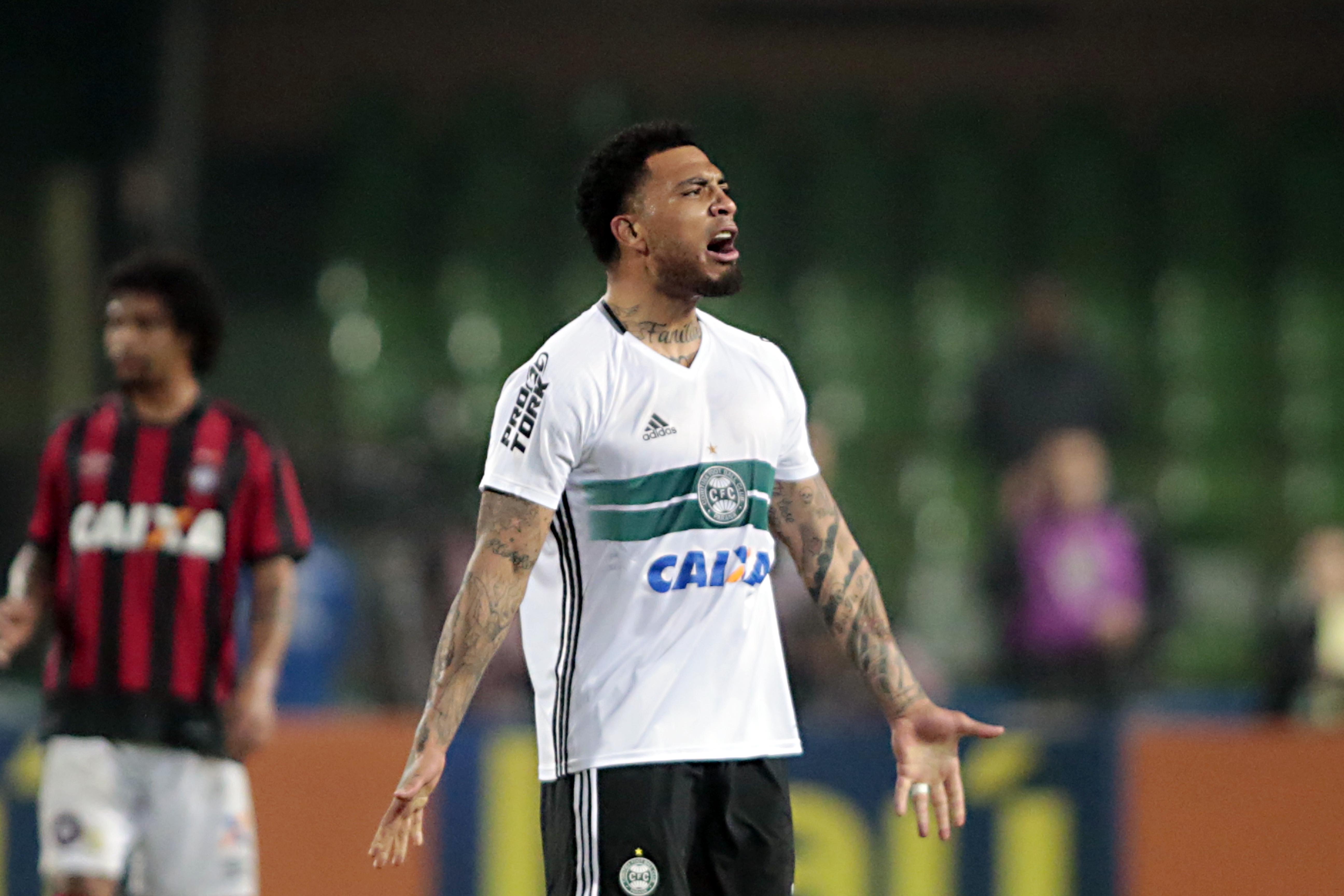 Kazim comemora gol que deu a vitória ao Coritiba contra o Atlético. | Albari Rosa/Gazeta do Povo