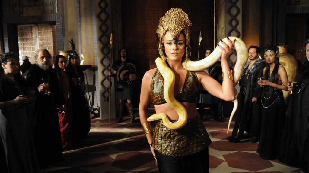 Saem dragões, entram serpentes: Kalesi, personagem de Juliana Silveira, resulta da inspiração na série da HBO | Munir Chatack/Divulgação