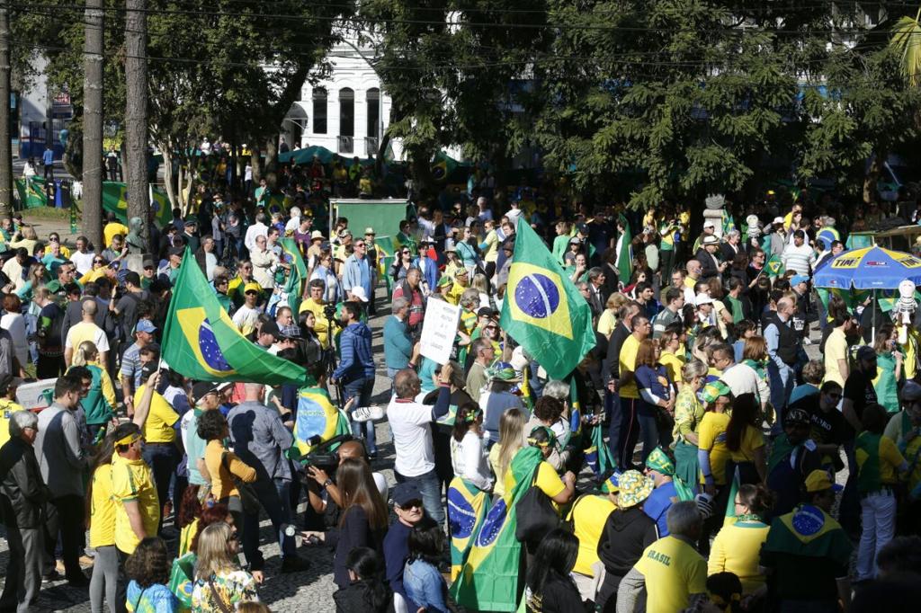 Concentração de manifestantes em Curitiba foi na Praça Santos Andrade | Atila Alberti/Tribuna do Paraná