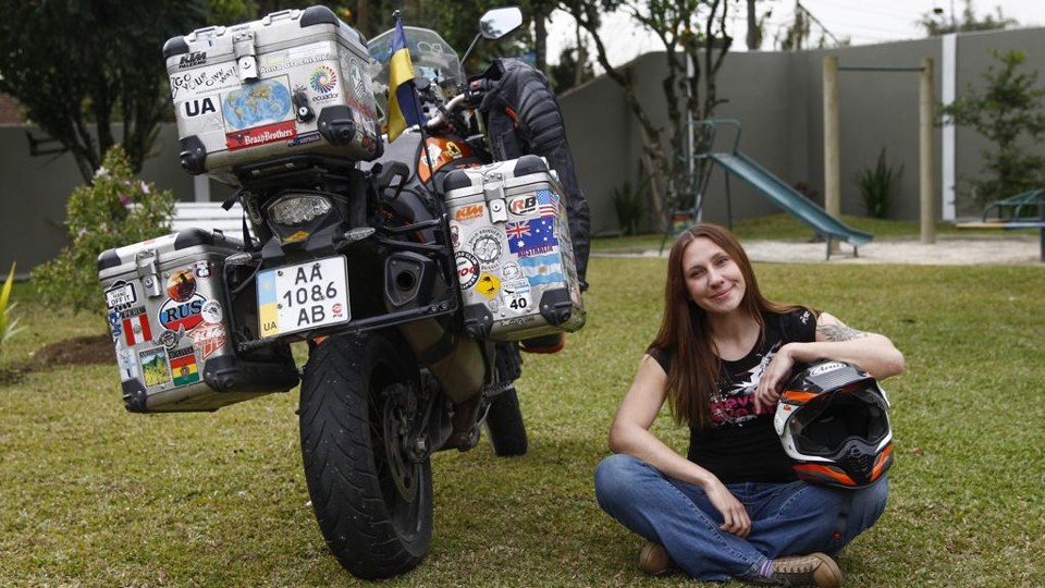 Com uma moto e um sonho, ucraniana que roda o mundo há 3 anos chega em Curitiba | Daniel Castellano/Gazeta do Povo