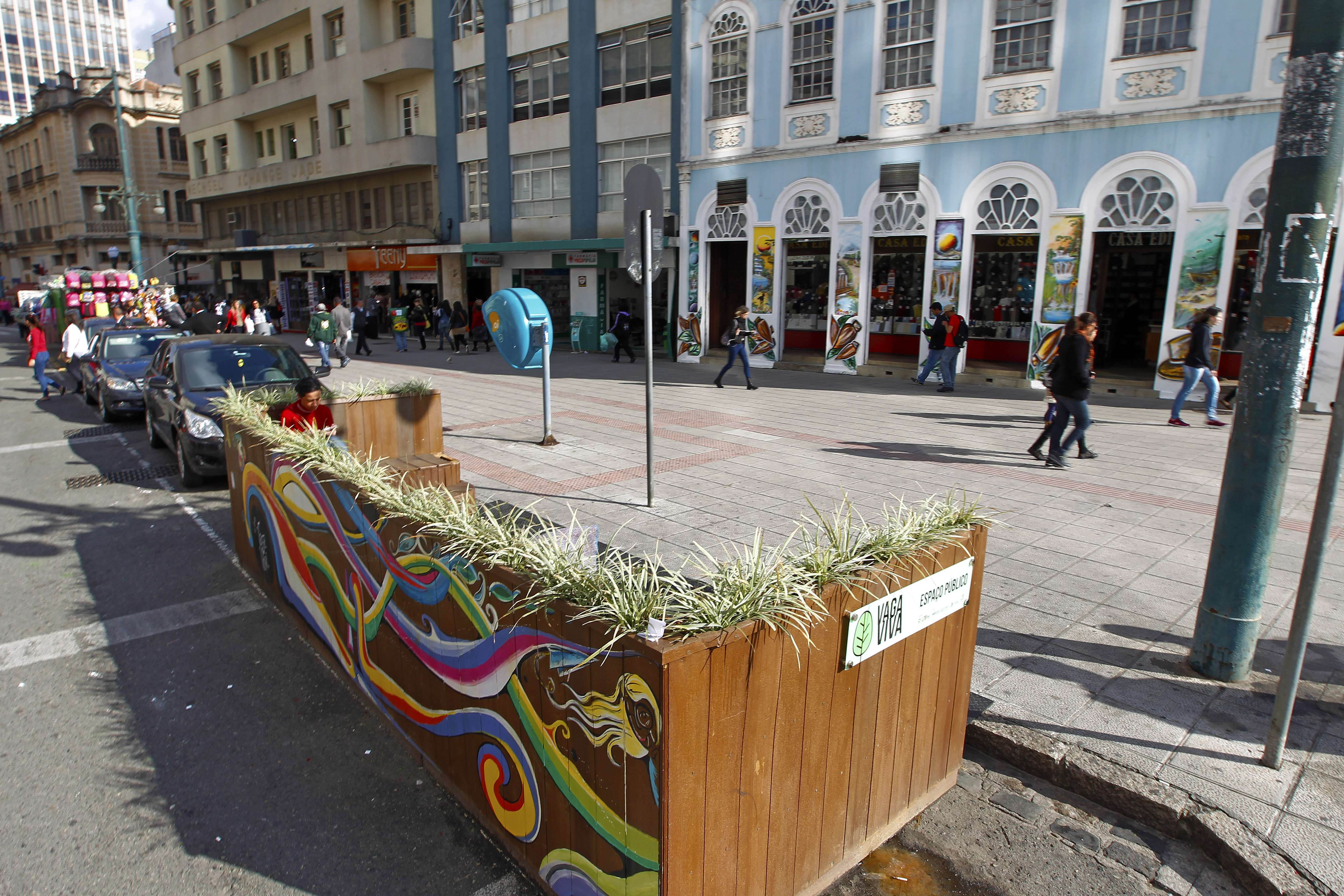 A primeira vaga viva oficial da cidade foi instalada em novembro de 2015, na Rua Riachuelo. O projeto é de alunos da UTFPR. | Antônio More/Gazeta do Povo