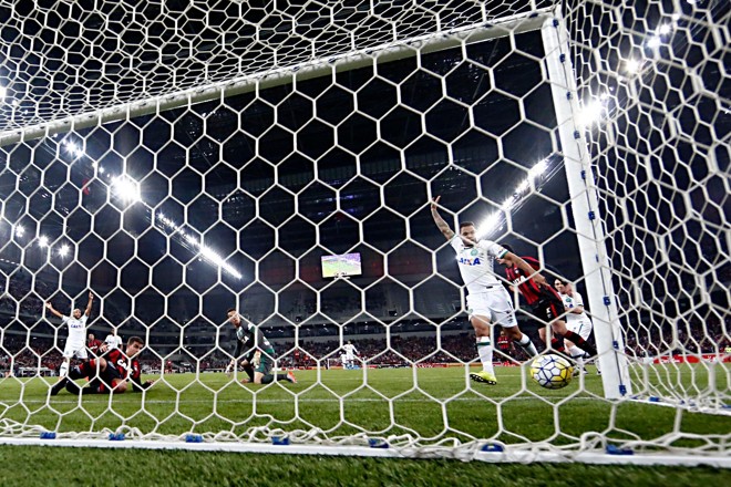 Em lance confuso, a bola chega até André Lima após cruzamento da esquerda, mas a bola bate no braço do atacante antes de encontrar a trave da Chapecoense e o árbitro marca a infração. Placar fechado na Arena. | Albari Rosa/Gazeta do Povo