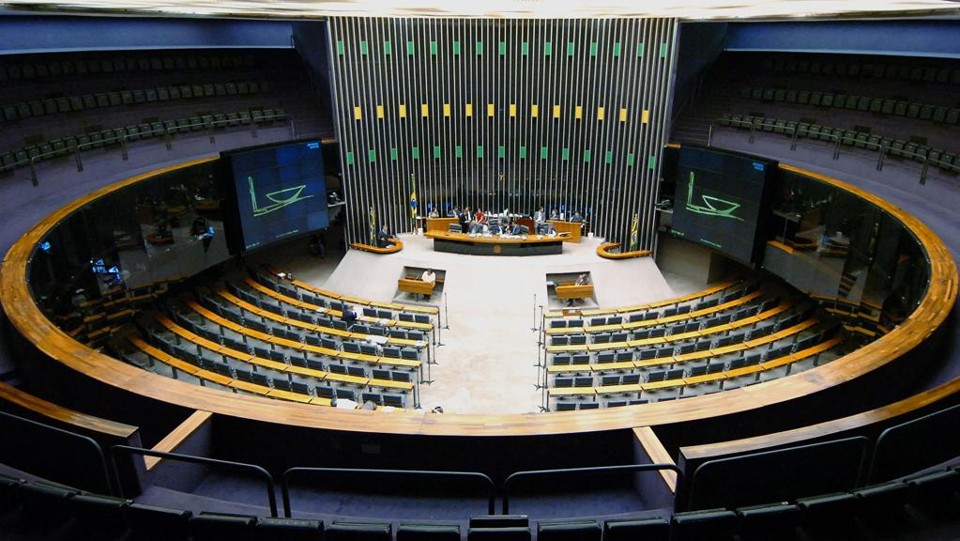 Parlamentares estão dispostos a discutir reforma política diante da redução nas verbas de campanha. | José Cruz/Agência Brasil
