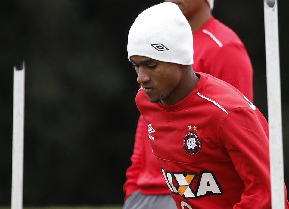 Sem espaço no Atlético, lateral Eduardo é negociado com o Bahia Contratado em 2015, Eduardo fez 71 partidas com a camisa do Furacão. | Aniele Nascimento/Gazeta do Povo