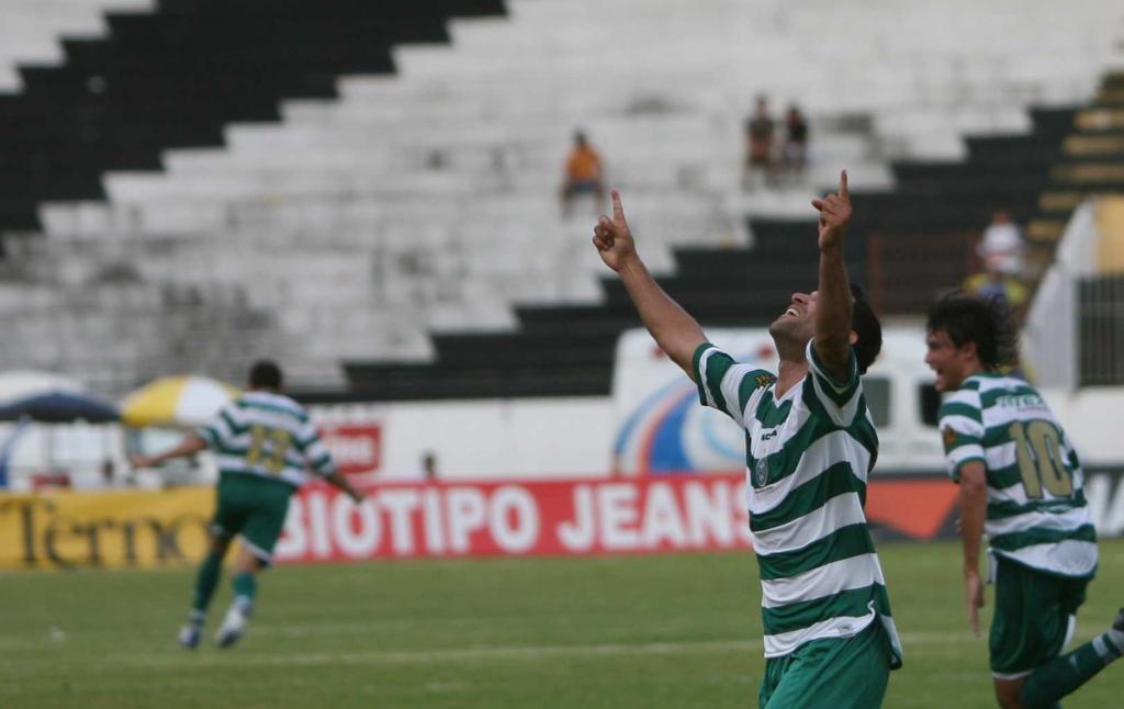 Henrique Dias marcou aos 47 minutos o gol que valeu o título da Série B para o Coritiba. | Daniel Castellano/Gazeta do Povo