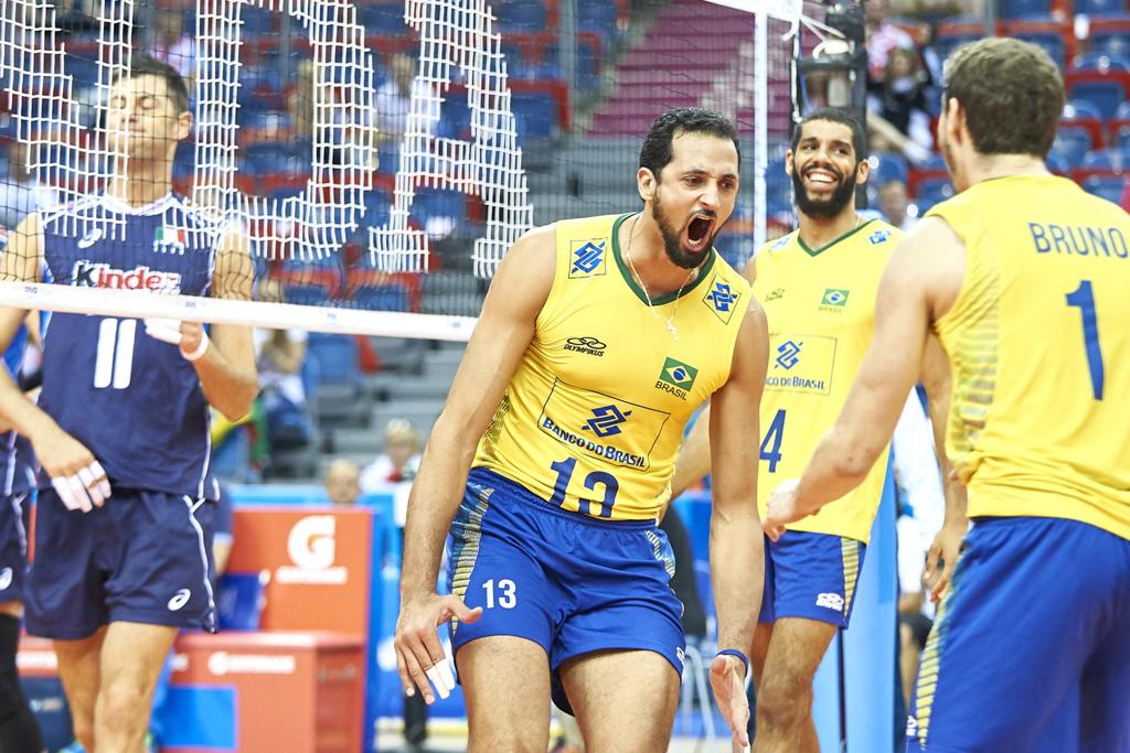 Maurício Souza comemora com Bruninho ponto marcado contra a Itália, na avassaladora vitória por 3 a 0 pela Liga Mundial. | FIVB/Divulgação