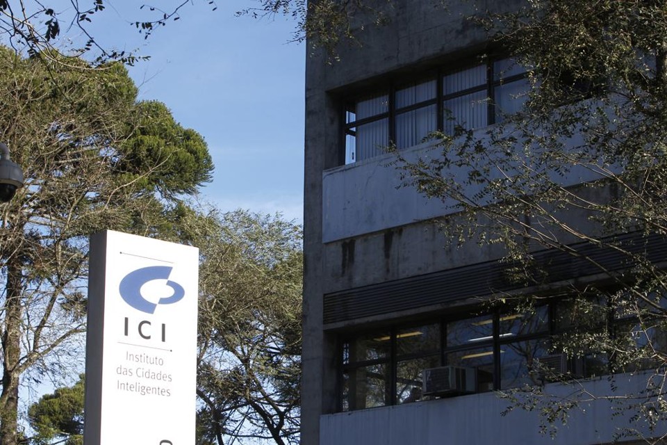 A gestão municipal renovou o contrato com o ICI até o fim deste ano e espera que ao contratar novos serviços via financiamento do BNDES consiga não depender mais tanto do Instituto para a implantação de novas tecnologias. | Antônio More/Gazeta do Povo