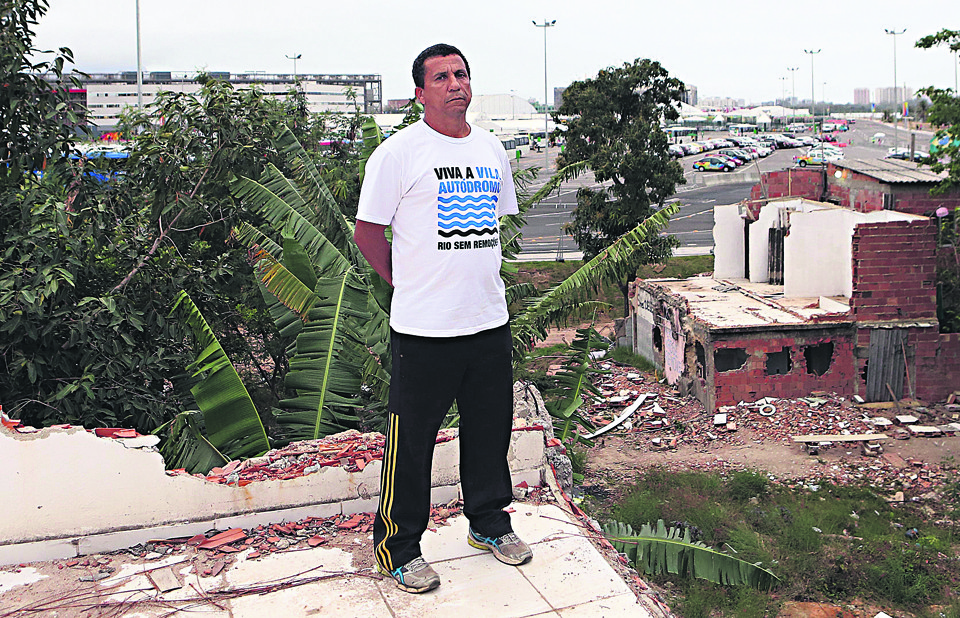 O educador físico Luiz Cláudio Silva perdeu a casa na Vila Autódromo, que virou estacionamento do Parque Olímpico. | Albari Rosa/Gazeta do Povo