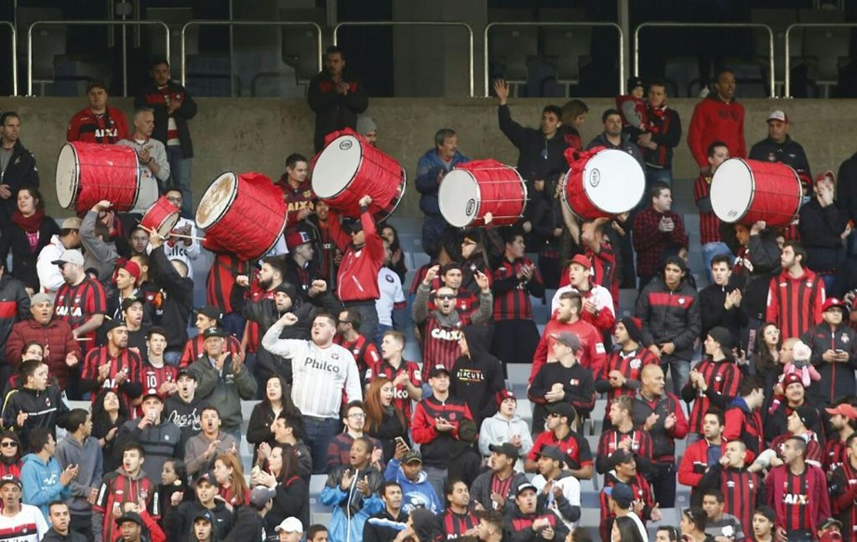 Baterias entraram cobertas na Arena. | Hugo Harada/Gazeta do Povo
