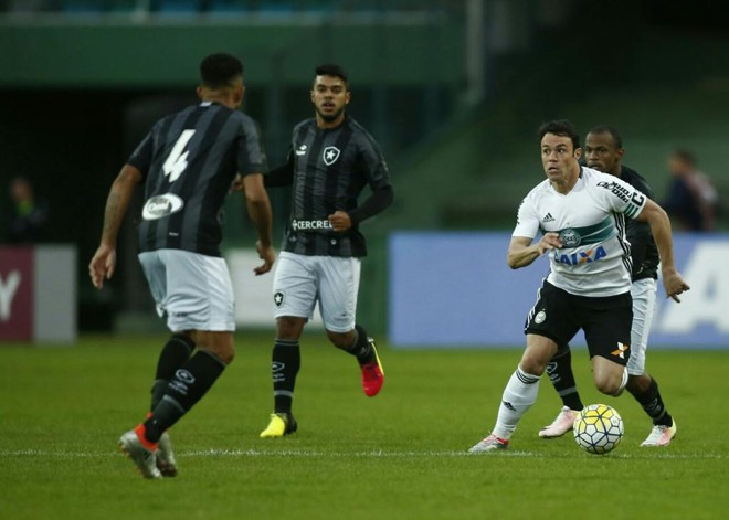 Kléber não encontrou muitos espaços na defesa do Botafogo. | Marcelo Andrade/Gazeta do Povo