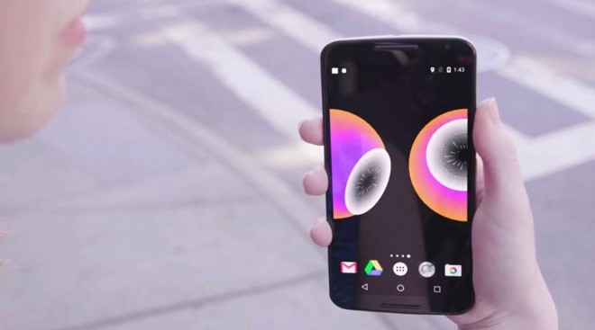 O app Look Up faz com que sempre que o usuário se aproxime de outro usuário um alerta apareça na tela, lembrando-o de olhar para cima. | Reprodução/Ekene Ijeoma
