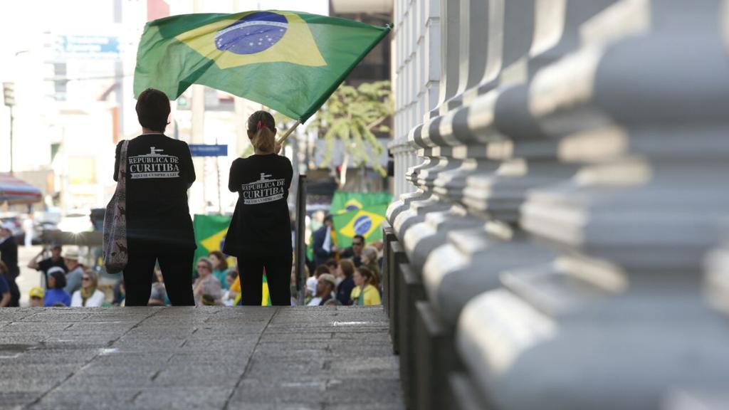 Ato reúne pessoas  a favor do impeachment em Curitiba | Átila Alberti/Tribuna do Paraná