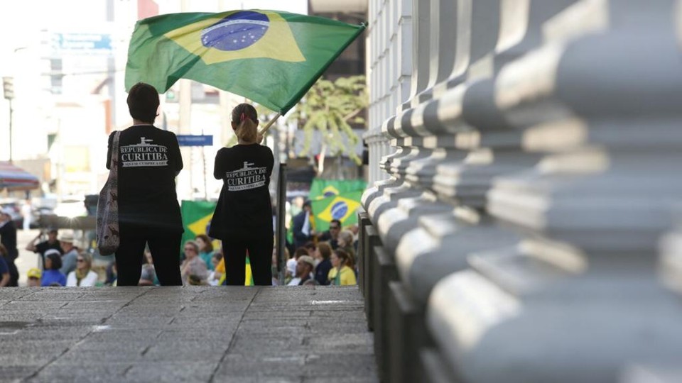 Ato reúne pessoas a favor do impeachment em Curitiba | Átila Alberti/Tribuna do Paraná
