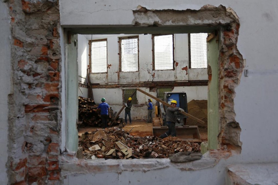 Homens trabalhando na reforma do imóvel histórico. | Henry Milleo/Gazeta