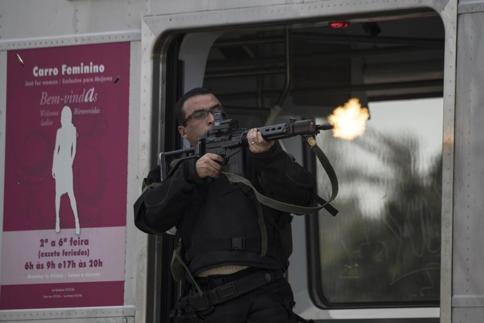 Terroristas tentaram credencial jornalística para a Olimpíada Rio-2016 Treino do grupo antiterror no terminal de metrô de Deodoro, um dos centros olímpicos. | CHRISTOPHE SIMON/AFP