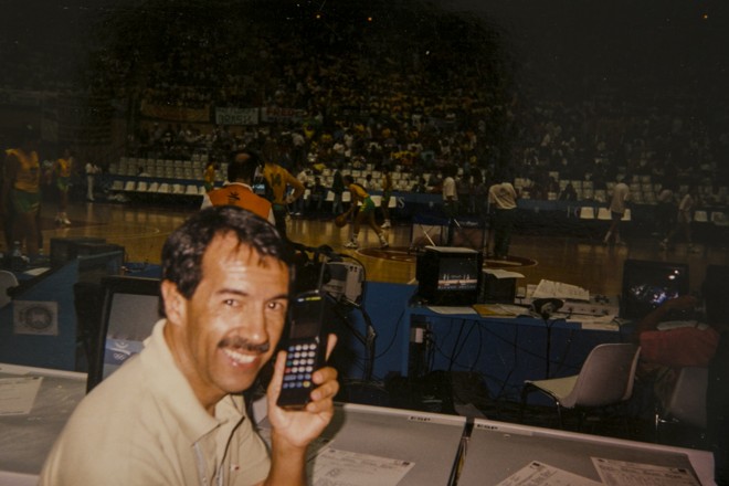 Na Olimpíada de Barcelona-1992, uma novidade: telefone celular para fazer os boletins da rádio. | Arquivo pessoal
