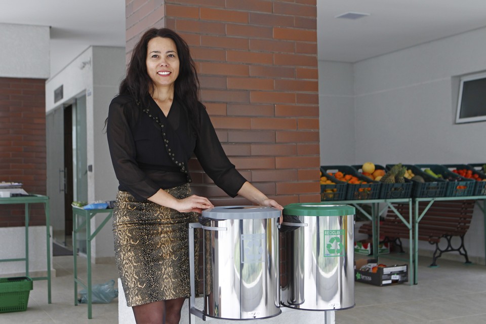 A síndica  Adriana Moreira Cruz faz campanhas e ações para envolver moradores, como  coleta seletiva e até uma feira livre no condomínio. | Antônio More/Gazeta do Povo