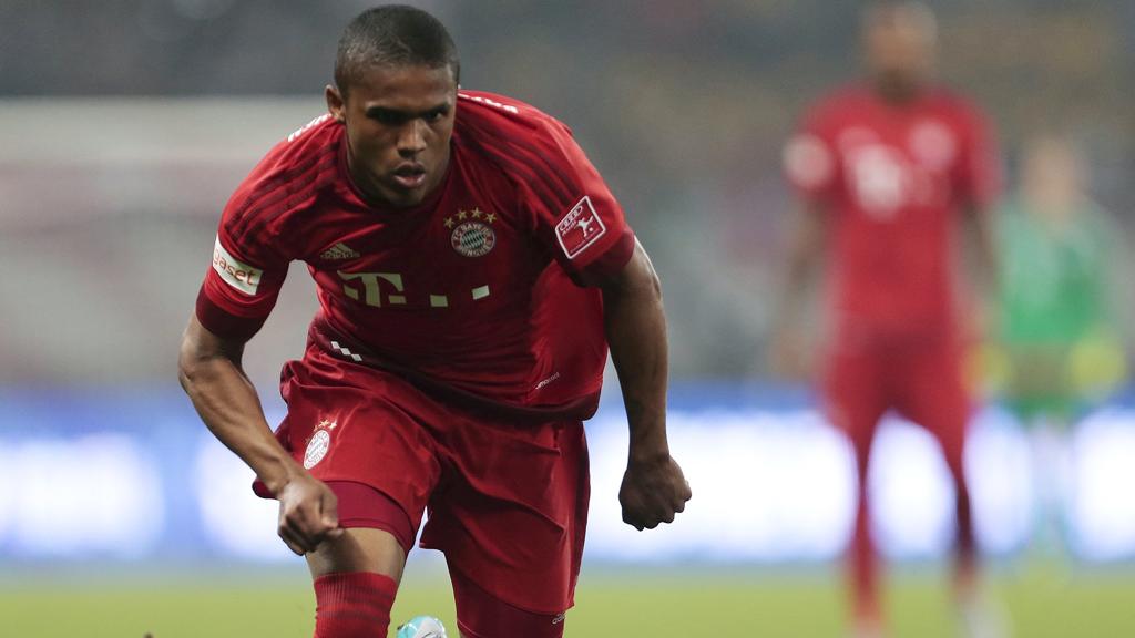 Douglas Costa vai tratar lesão e está fora da Olimpíada | ALY SONG/REUTERS