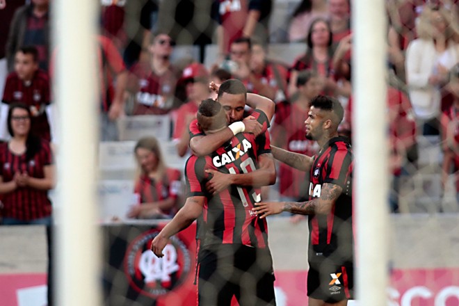 De camisa nova, Walter abraça Hernani após gol marcado pelo meio-campista | 