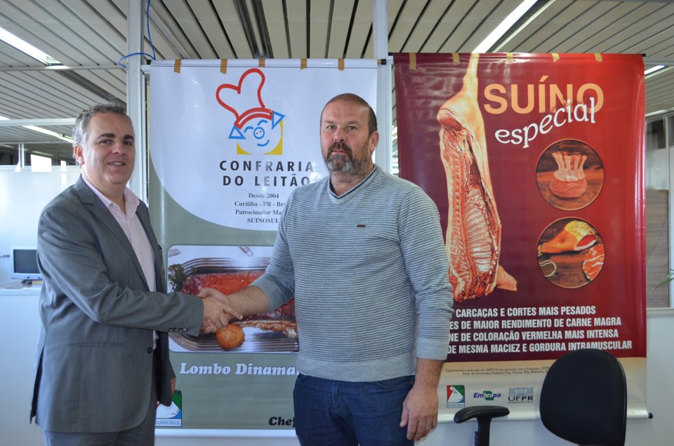 Gerente do núcleo de Agronegócio da Gazeta do Povo, Giovani Ferreira, com o presidente da Suinosul, Edson Roberto Gusso. | Divulgação/