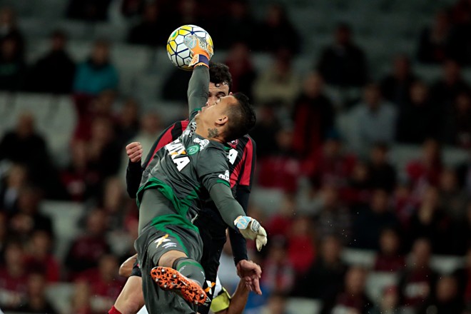 Goleiro Danilo se estica todo para evitar o gol atleticano na Arena da Baixada. | Albari Rosa/Gazeta do Povo