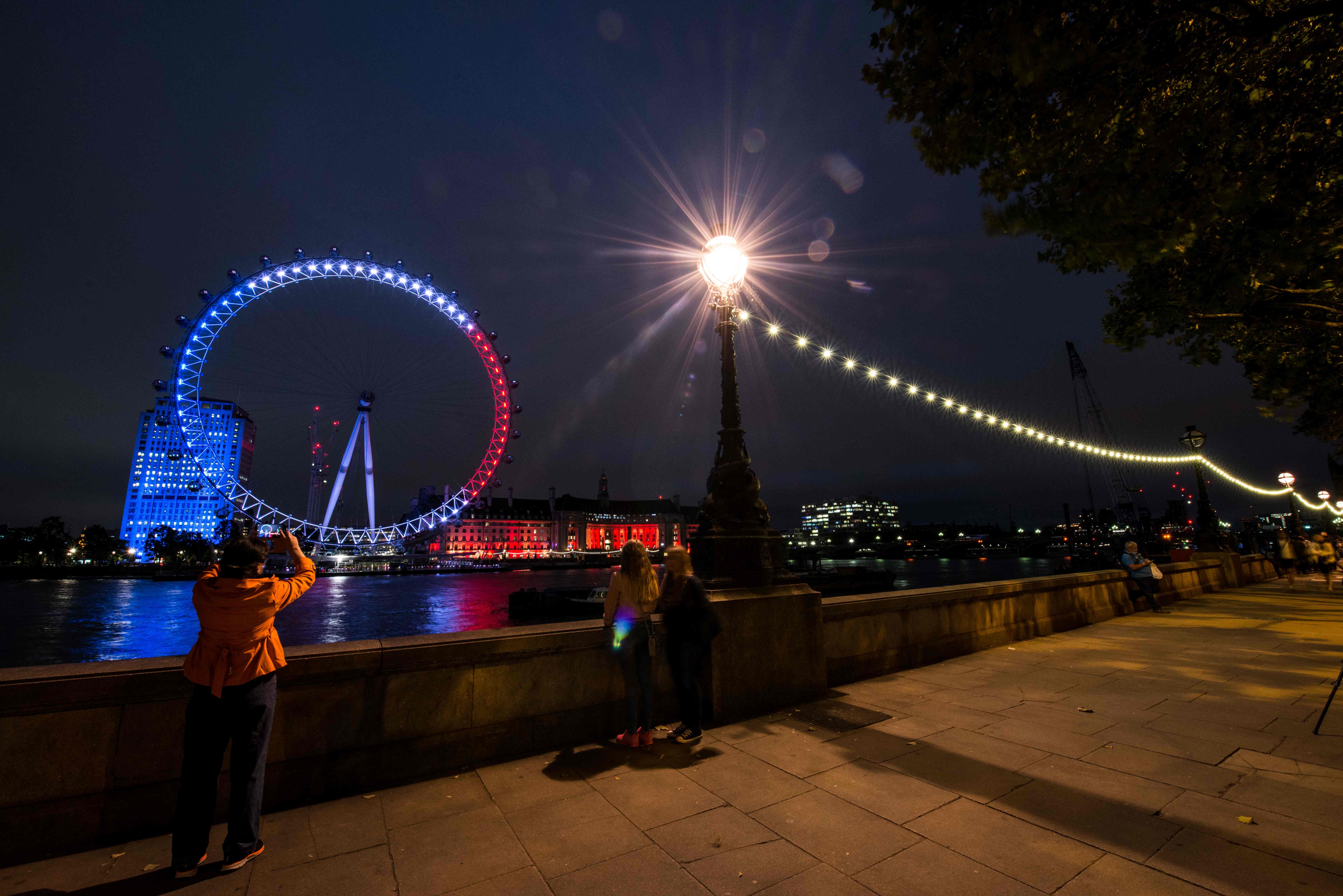 Em Londres, roda gigante London Eye é iluminada com as cores vermelho, azul e branco em tributo às vítimas do ataque em Nice, na França. | Chris J. Ratcliffe/AFP